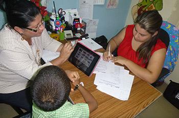 Personas con una tablet utilizando el Proyecto de Investigación SEDI Personas con una tablet utilizando el Proyecto de Investigación SEDI